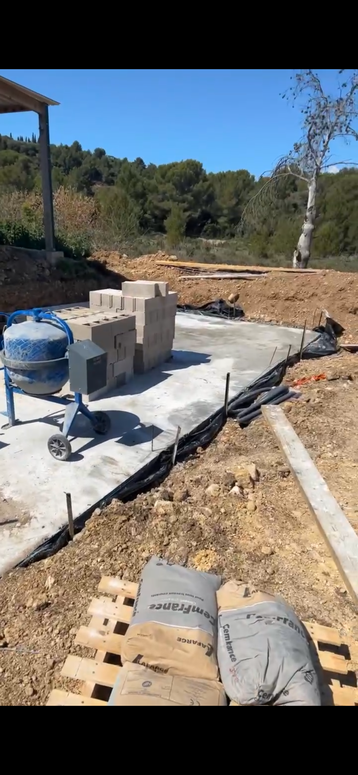 Coulage du radier en béton armé pour piscine 14x4m à Saint-Pargoire par TMT Travaux Hérault
