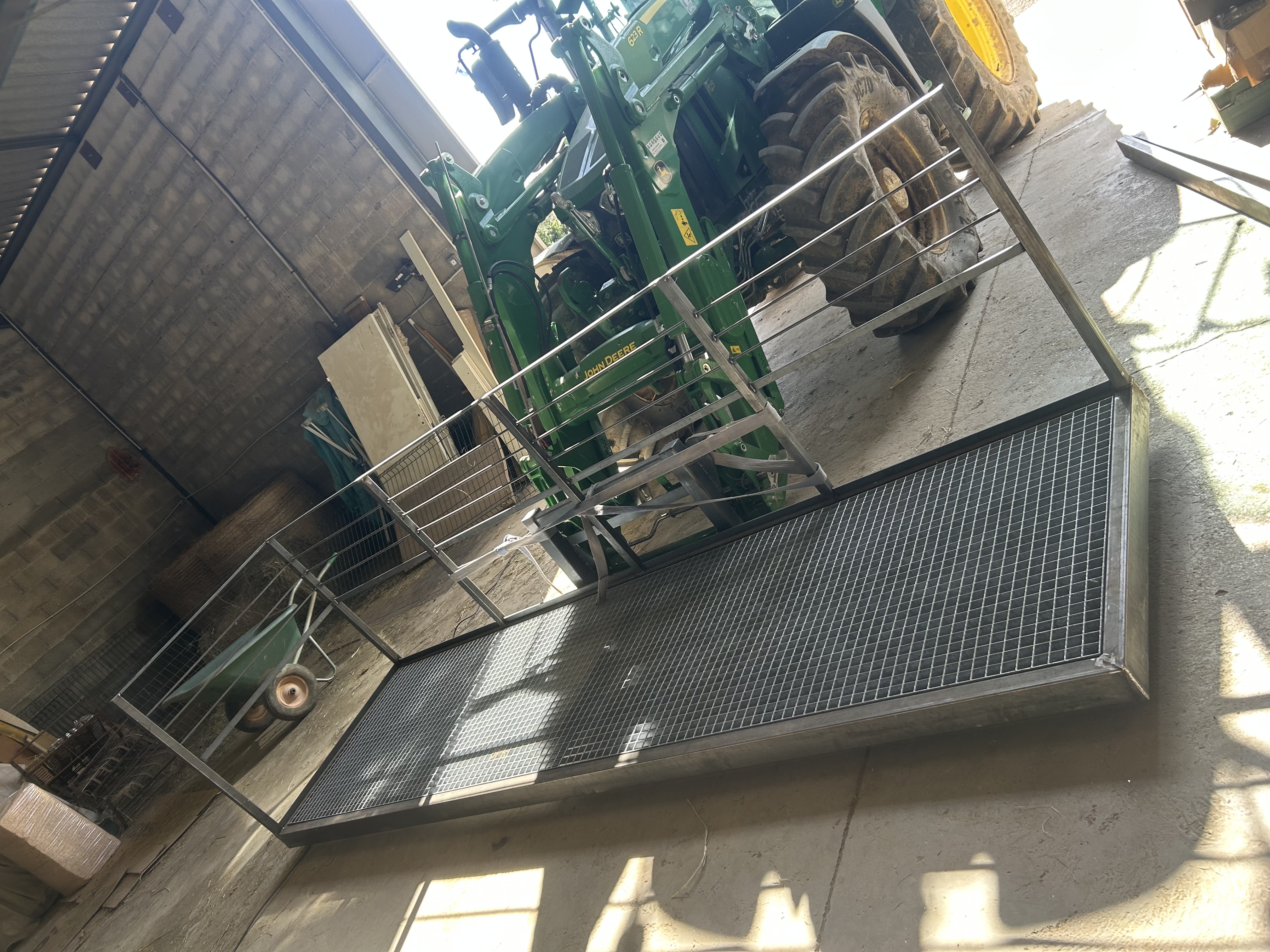 Fabrication sur mesure d'une plateforme métallique et garde-corps en atelier par TMT Travaux Hérault.