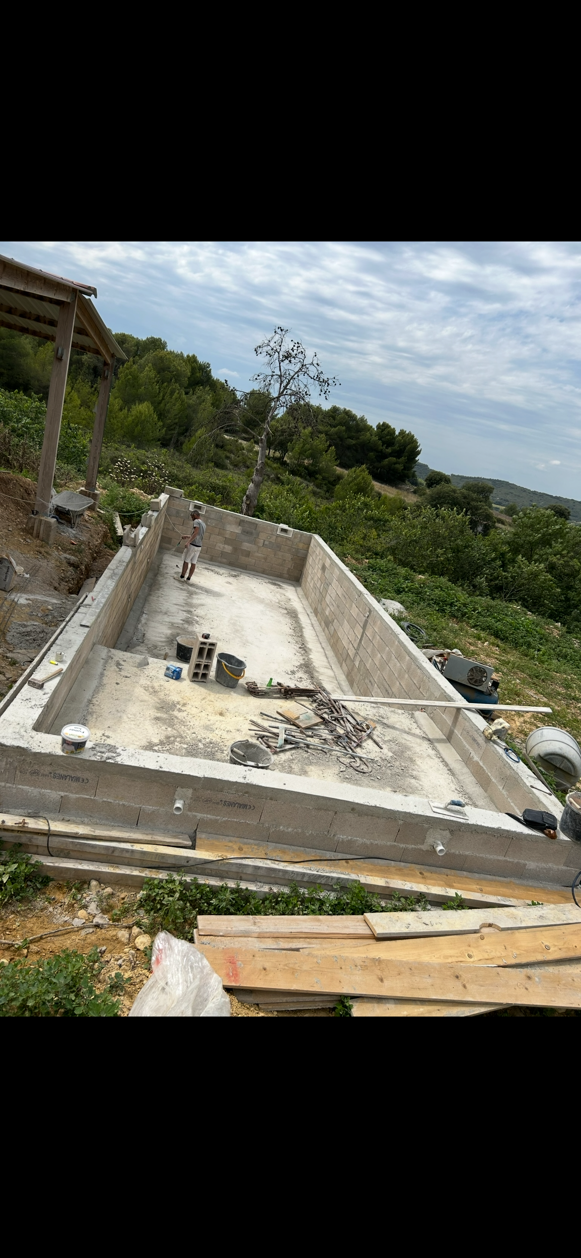 Élévation des murs de la piscine en blocs de béton 14x4 mètres — TMT Travaux Hérault