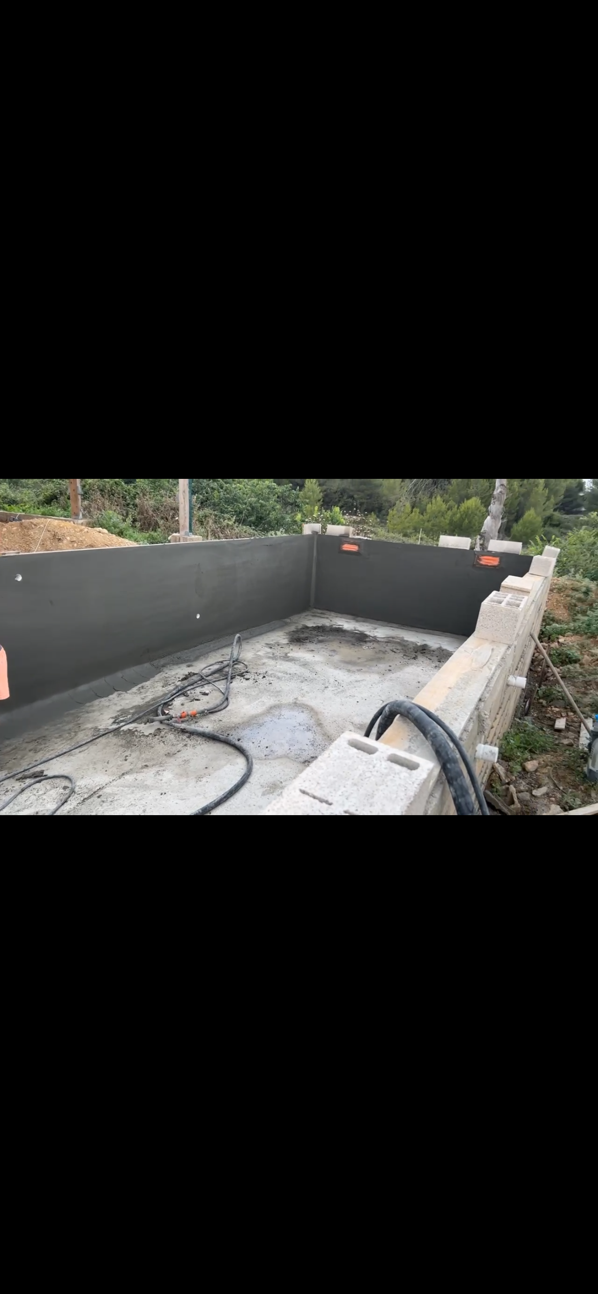 Vue de la structure montée de la piscine béton avec création de l'escalier intérieur. Chantier TMT Travaux Hérault.